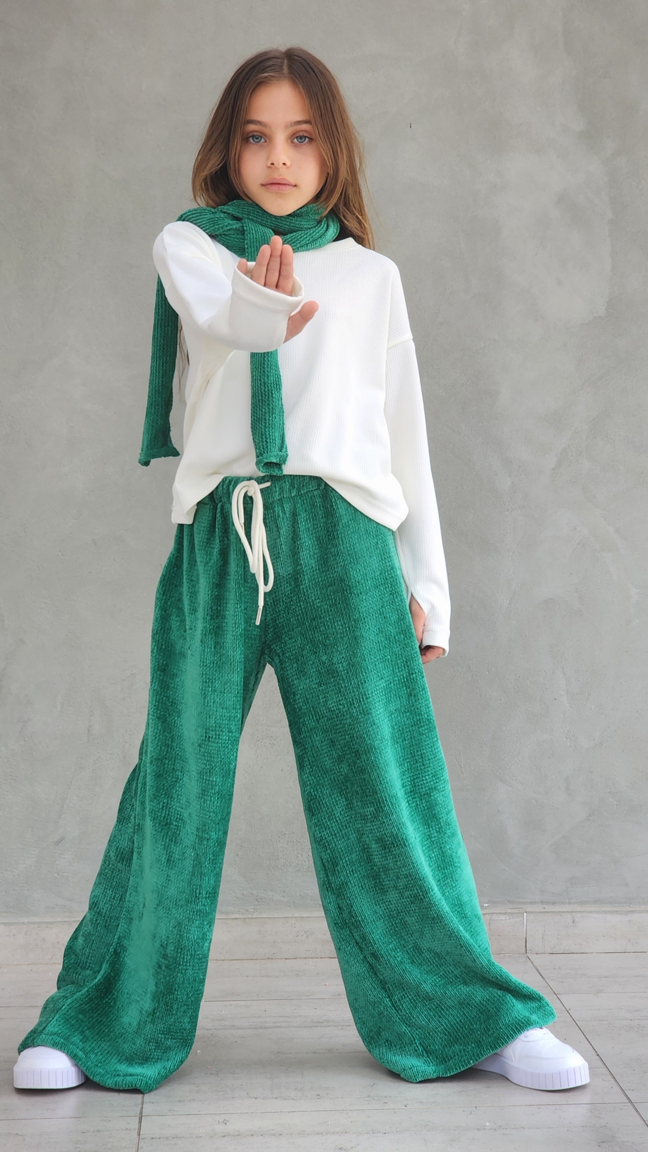 חליפת מכנס וחולצת סיג עם צעיף