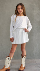 חצאית בלון וחולצת קרופ סריג