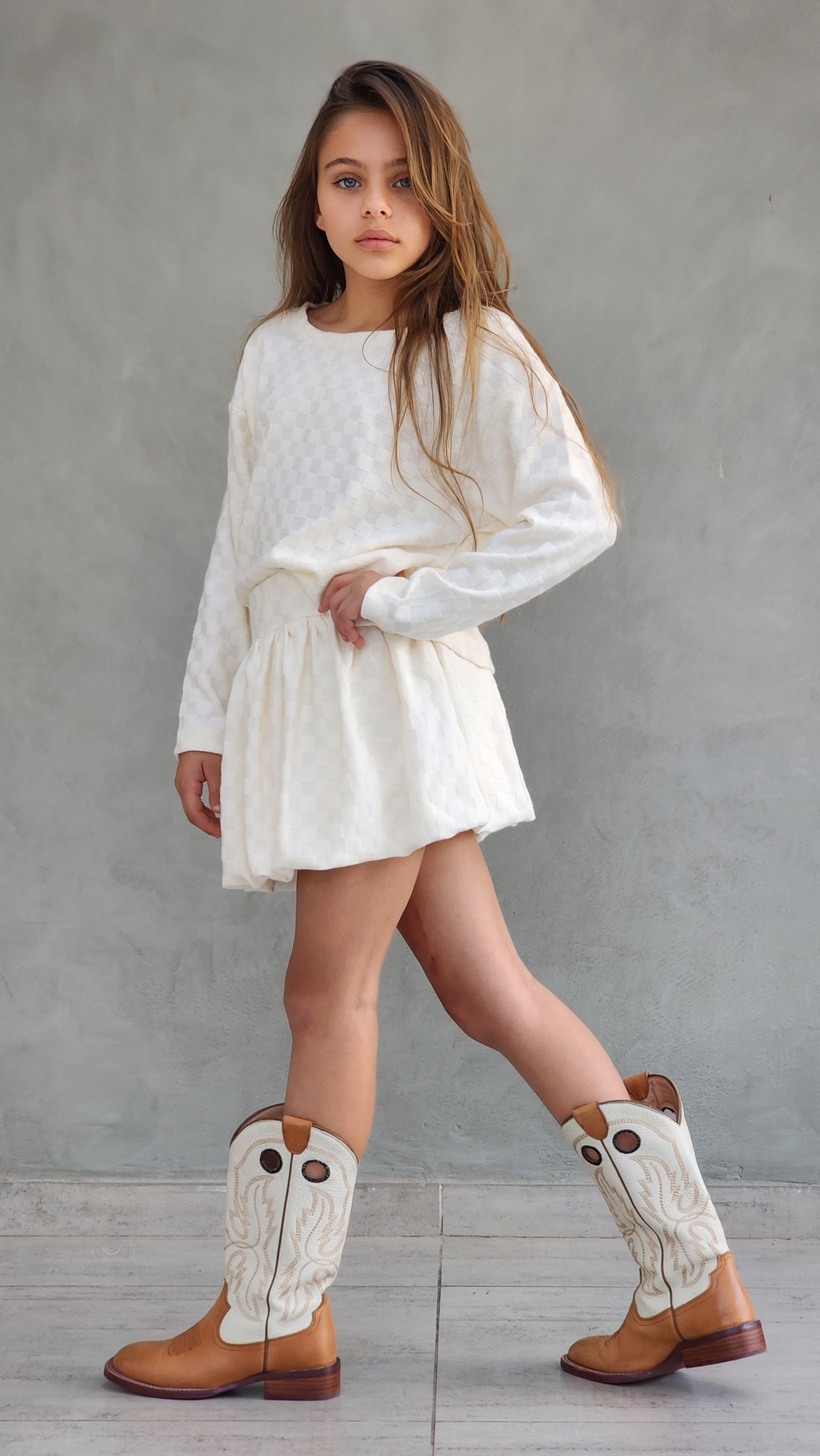 חצאית בלון וחולצת קרופ סריג ריבועים