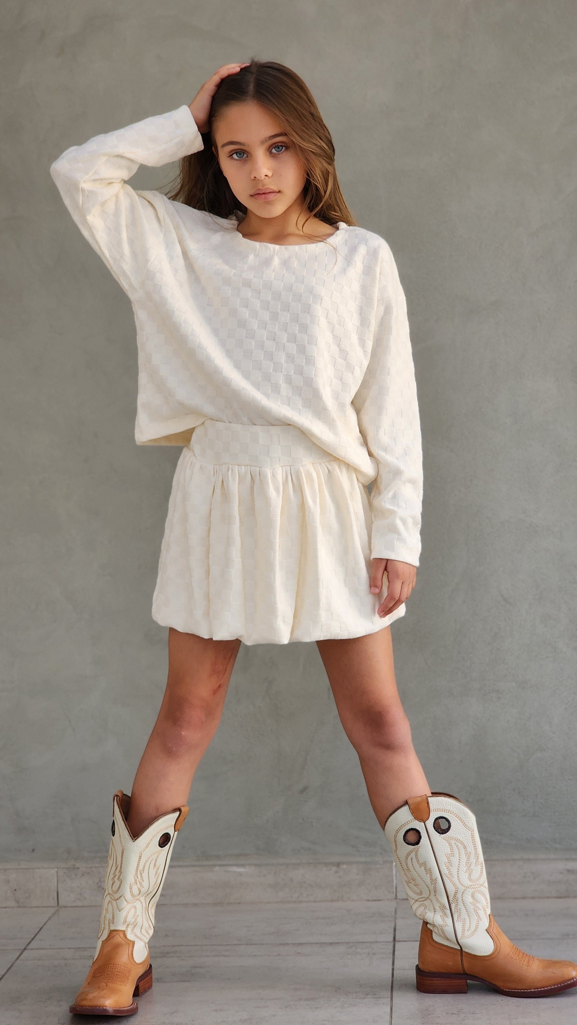 חצאית בלון וחולצת קרופ סריג ריבועים