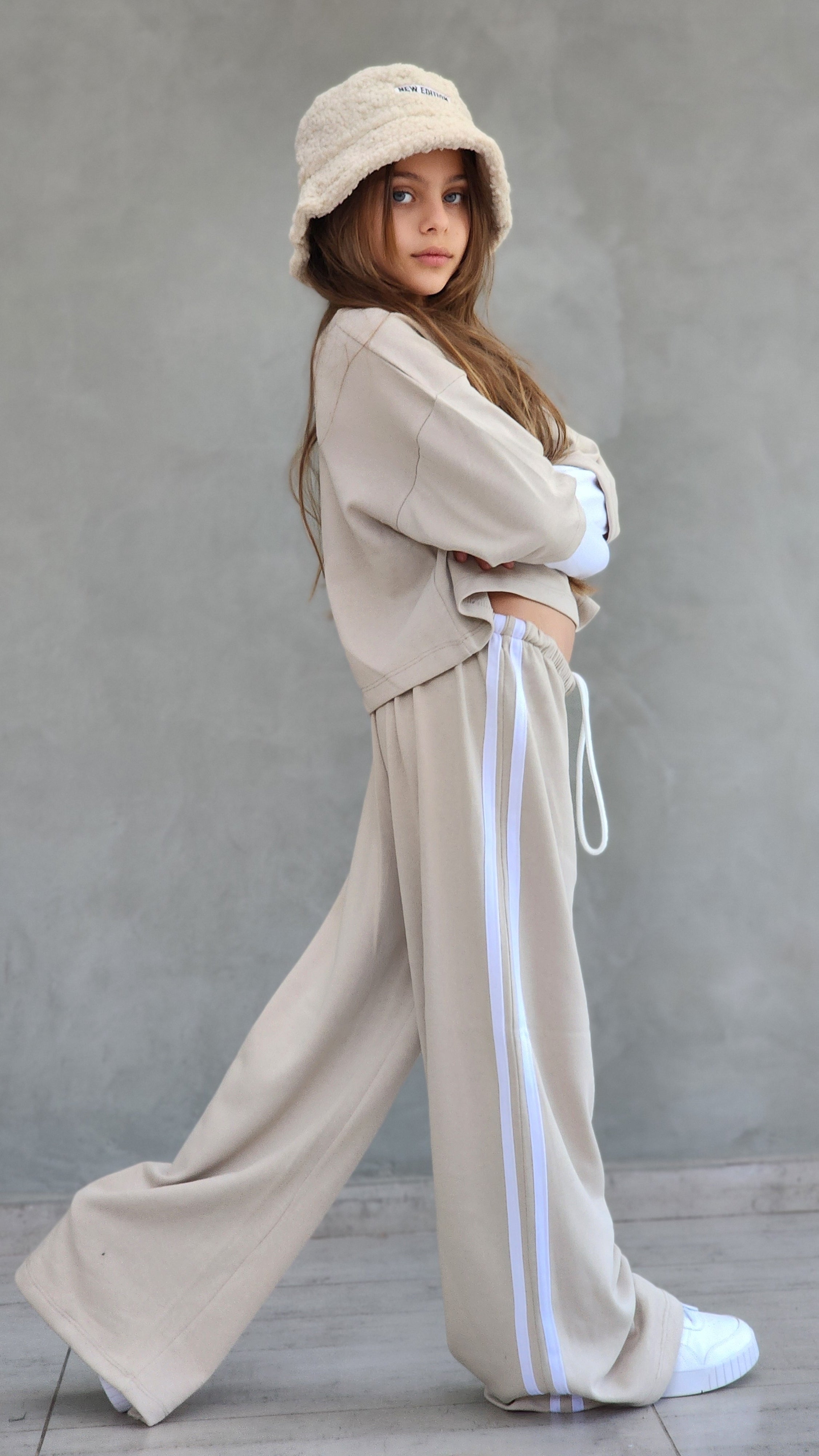 סט מכנס פרנצ'טרי וחולצה שילוב שרוול כפפה