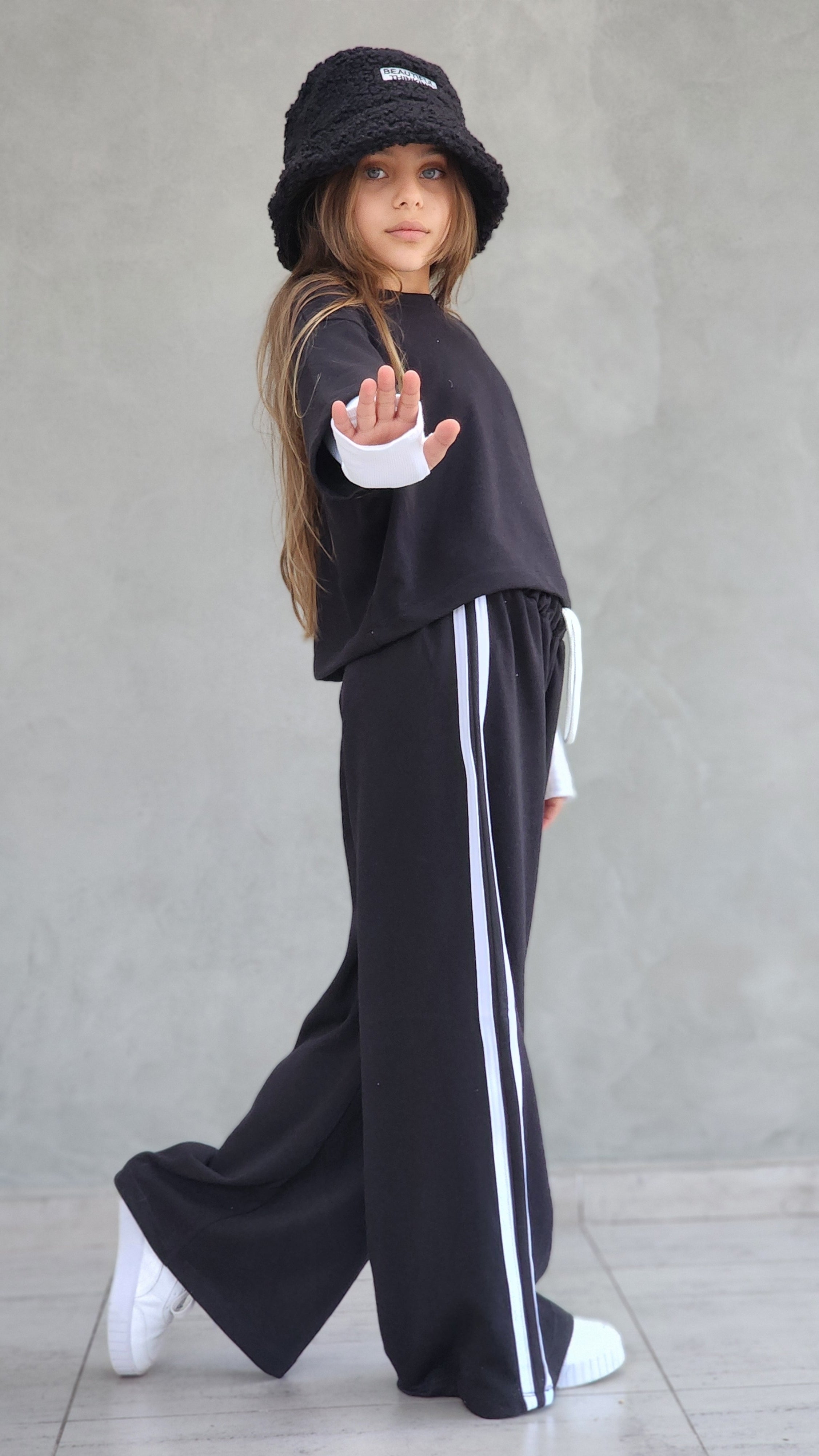 סט מכנס פרנצ'טרי וחולצה שילוב שרוול כפפה