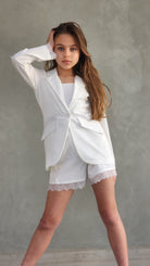 חליפה לבנה לילדה או נערה