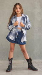 חצאית ג'ינס וחולצה מכופתרת משבצת