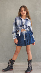 חצאית ג'ינס וחולצה מכופתרת משבצת