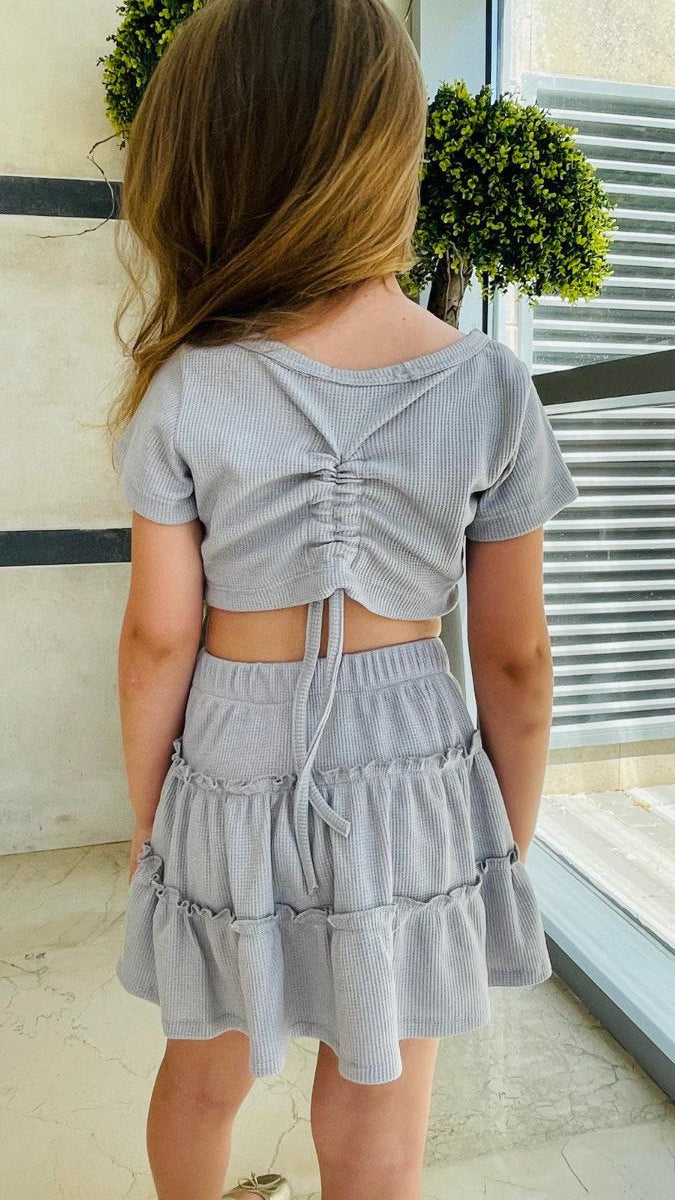 סט חולצה עם קשירה בגב וחצאית סריג
