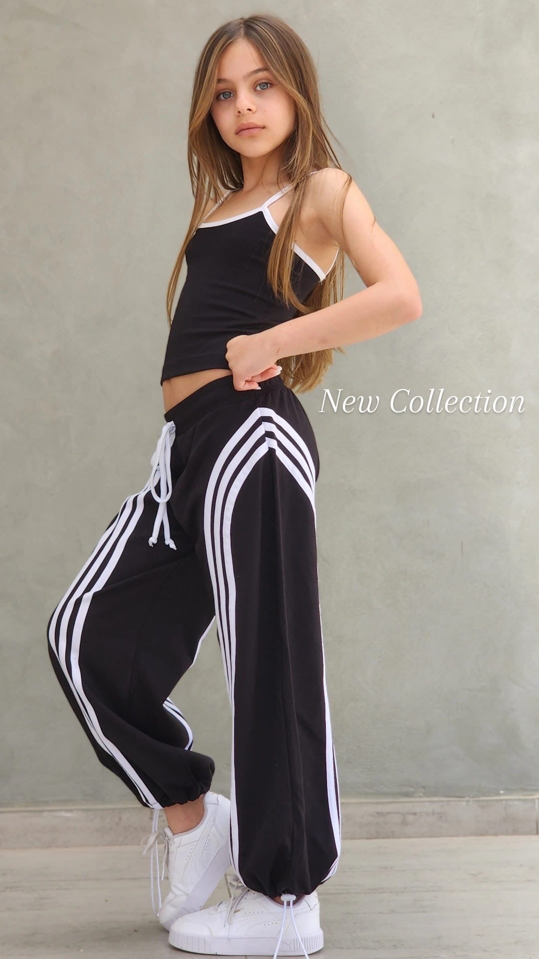 סט היפ הופ לילדות בצבע שחור - גופייה ומכנסיים עם פסים מבט מהצד DUNEKIDS
