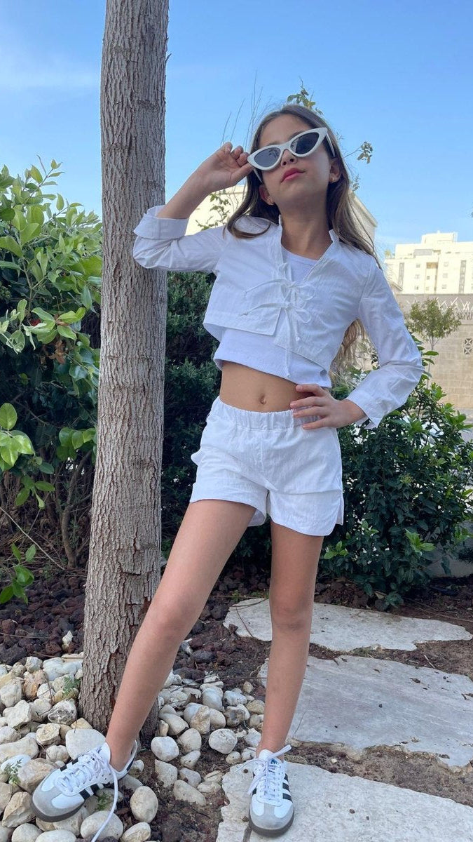 סט מכנס שורט וחולצת קשירות עם גופייה ריב לבנה