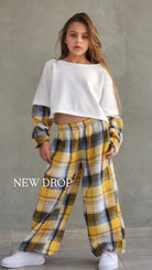 מכנס משבצת וחולצה שילוב שרוול משבצת