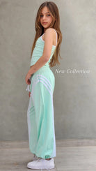 סט פנאי לילדות בצבע ירוק פיסטוק - בגדי רחוב מעוצבים גופייה ומכנסיים DUNE