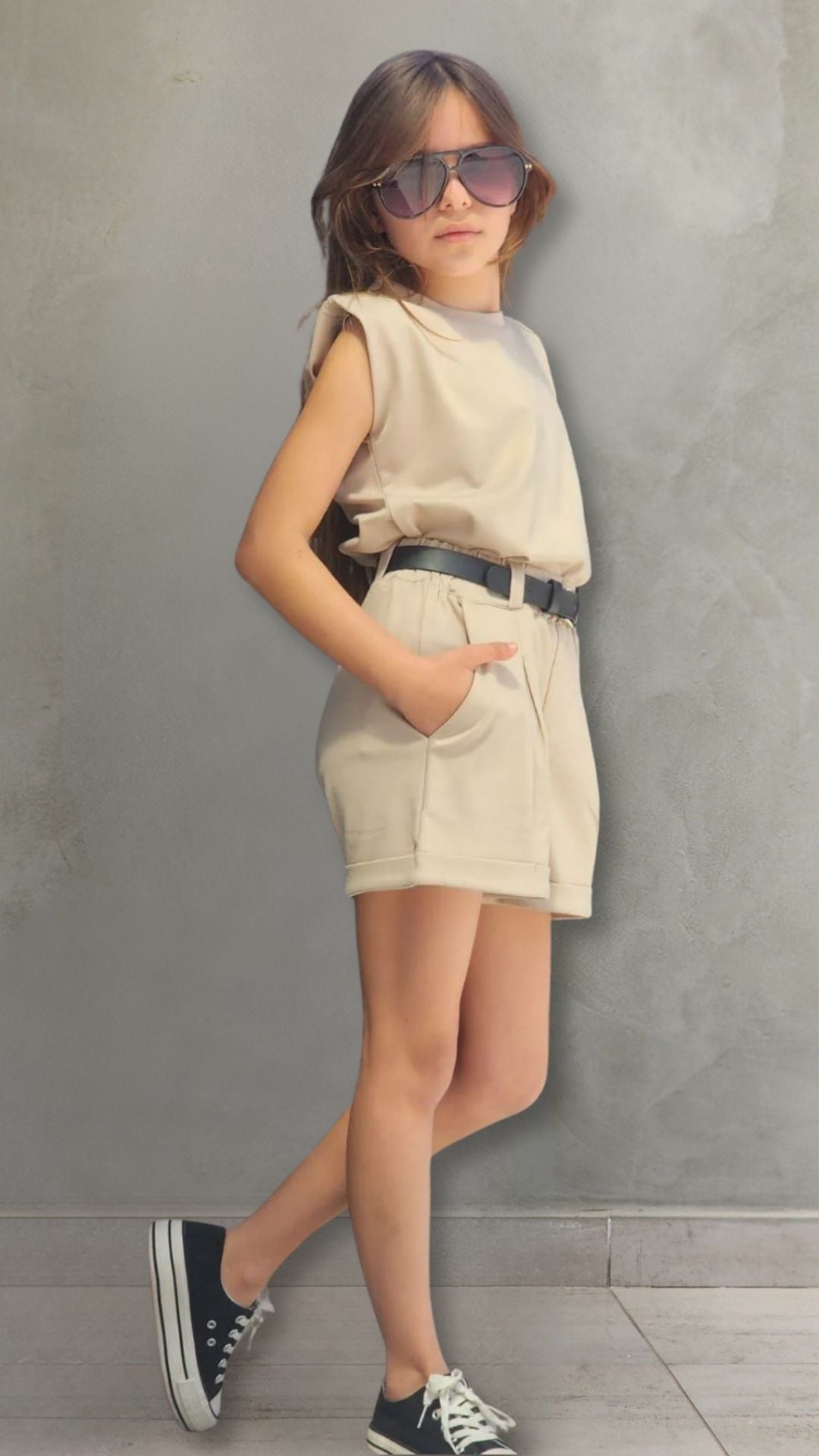 סט שורט פנס עם חגורה וחולצה עם כריות כתף בד ג'רסי