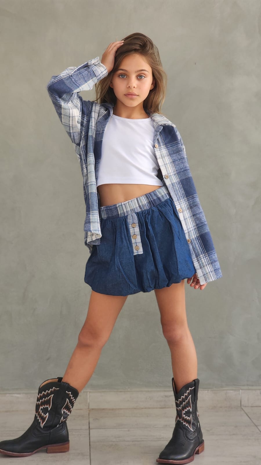 חצאית ג'ינס וחולצה מכופתרת משבצת