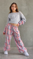 מכנס משבצת וחולצה שילוב שרוול משבצת