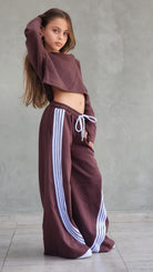 חליפת מכנס 4 פסים וחולצת קרופ שרוול כפפה