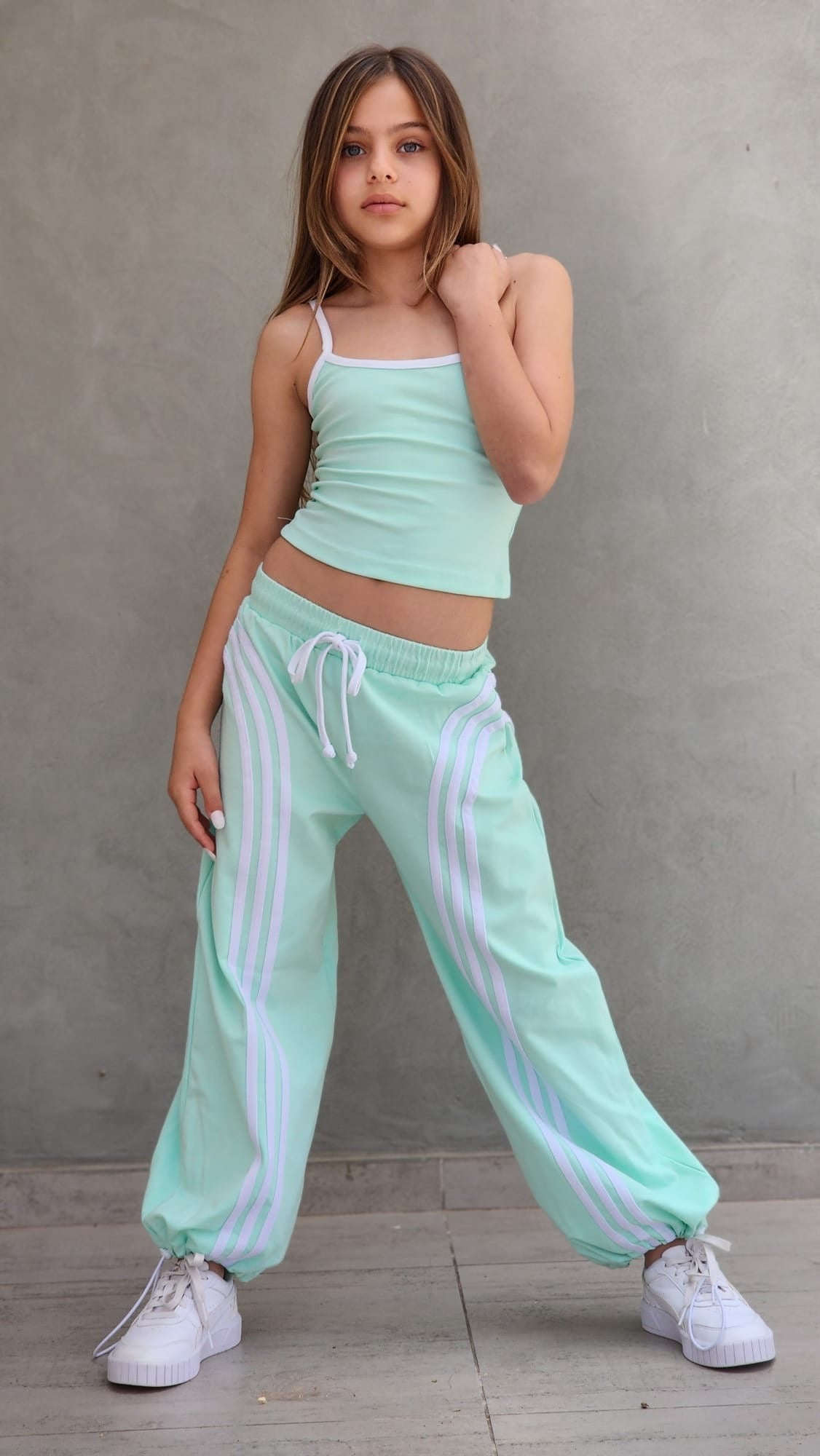 מכנסי היפ הופ ארוכים וגופייה 
