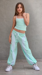 מכנסי היפ הופ ארוכים וגופייה 
