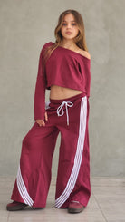 חליפת מכנס 4 פסים וחולצת קרופ שרוול כפפה