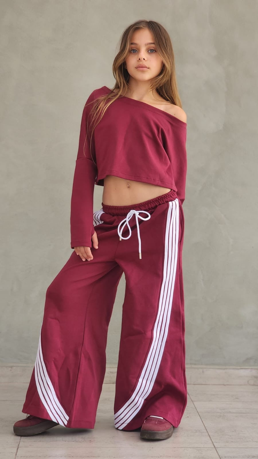 חליפת מכנס 4 פסים וחולצת קרופ שרוול כפפה