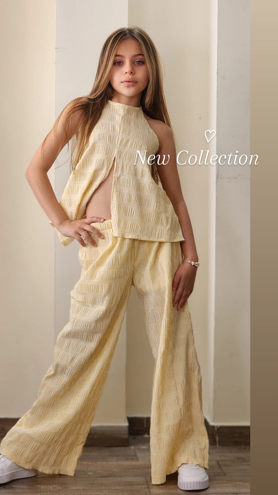 סט אריג כיווץ מכנס כולל ביטנה קצרה וחולצת קשירה