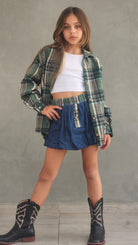 חצאית ג'ינס וחולצה מכופתרת משבצת