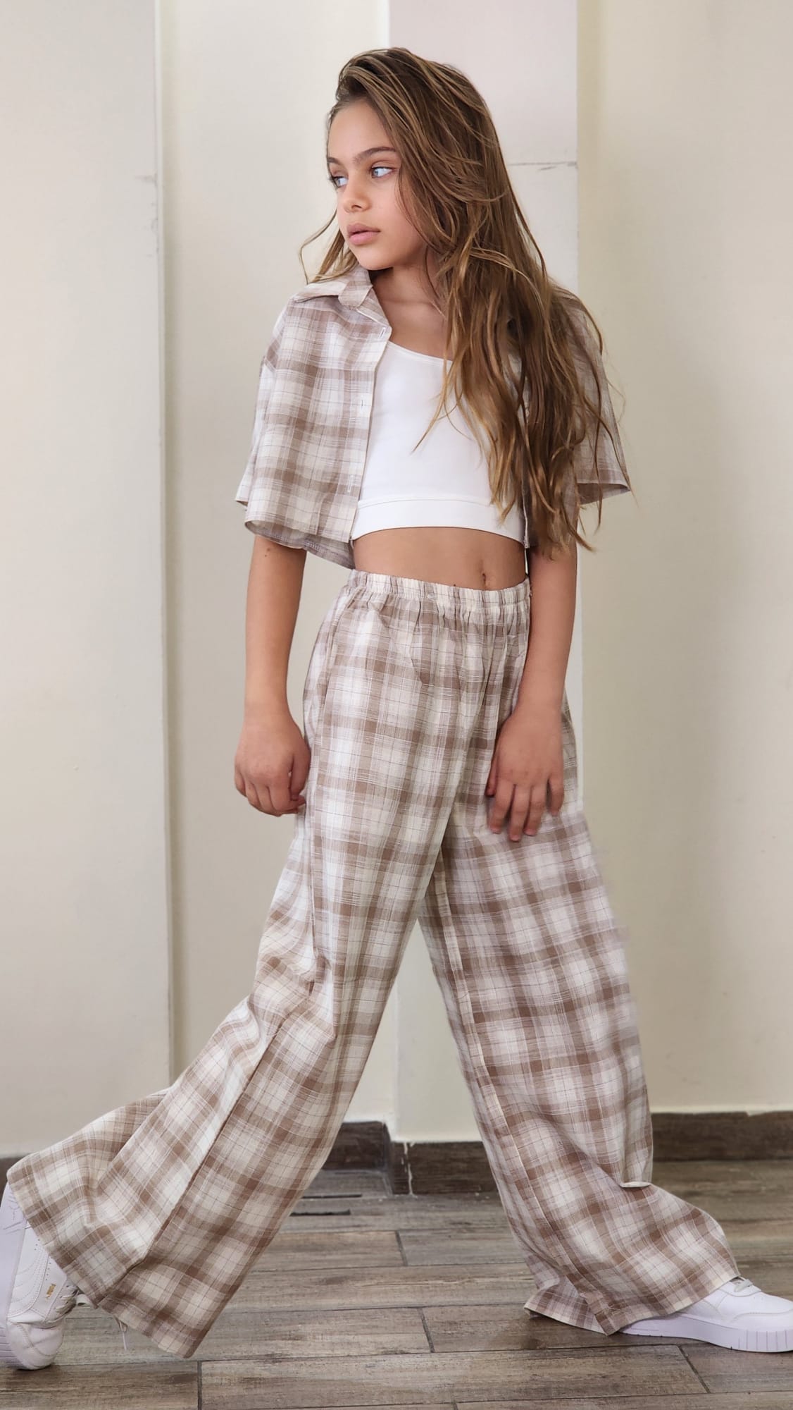 סט מכנס כולל ביטנה קצרה חולצת קרופ מכופתרת וגוזייה