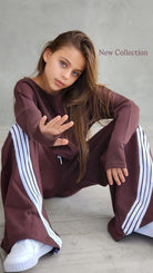 חליפת מכנס 4 פסים וחולצת קרופ שרוול כפפה