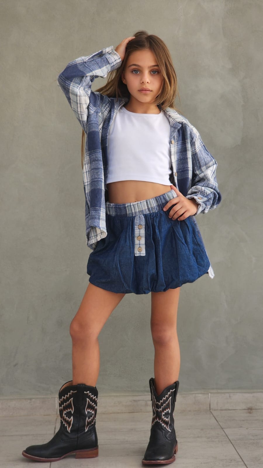 חצאית ג'ינס וחולצה מכופתרת משבצת