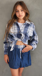 חצאית ג'ינס וחולצה מכופתרת משבצת