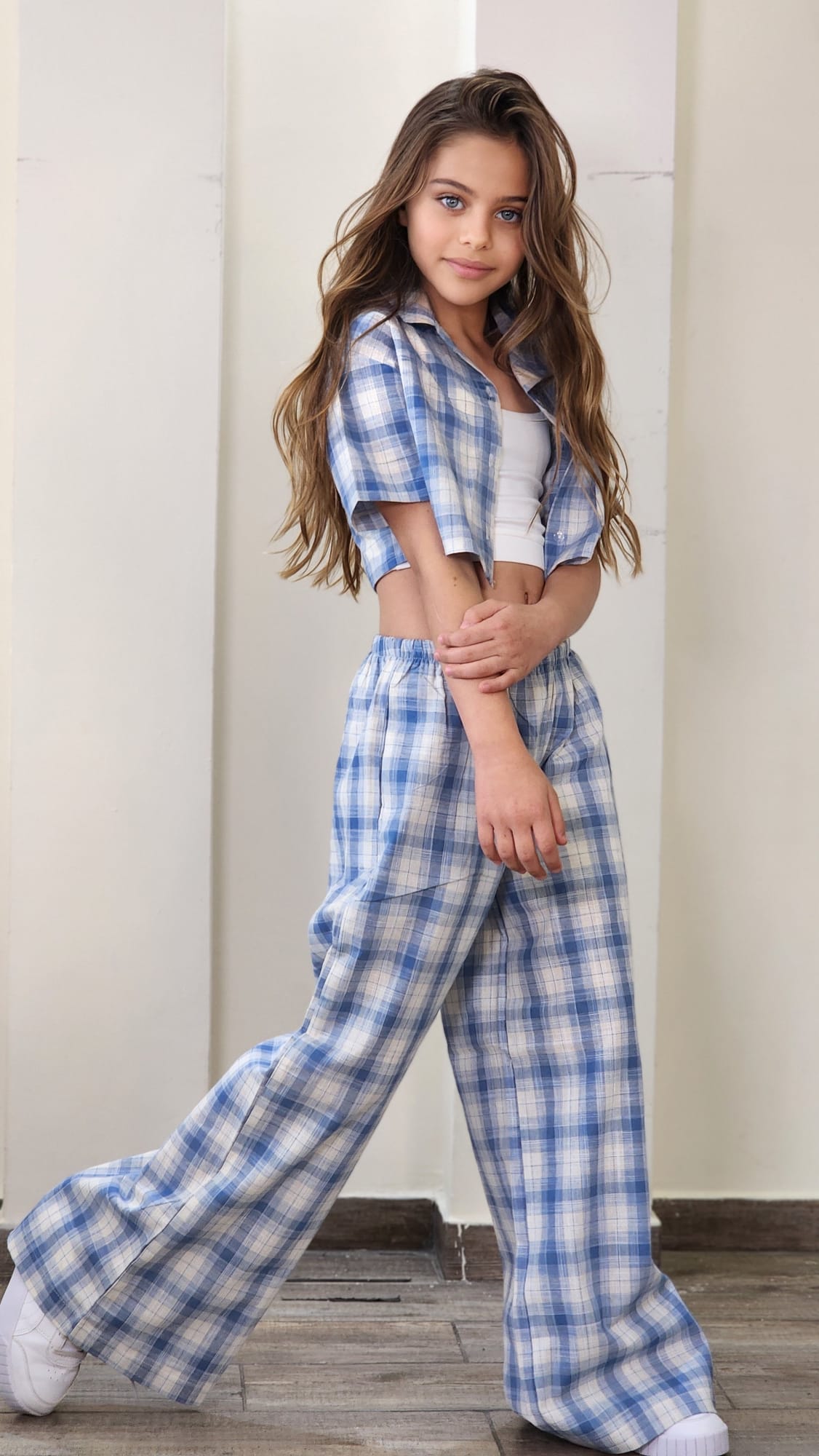 סט מכנס כולל ביטנה קצרה חולצת קרופ מכופתרת וגוזייה