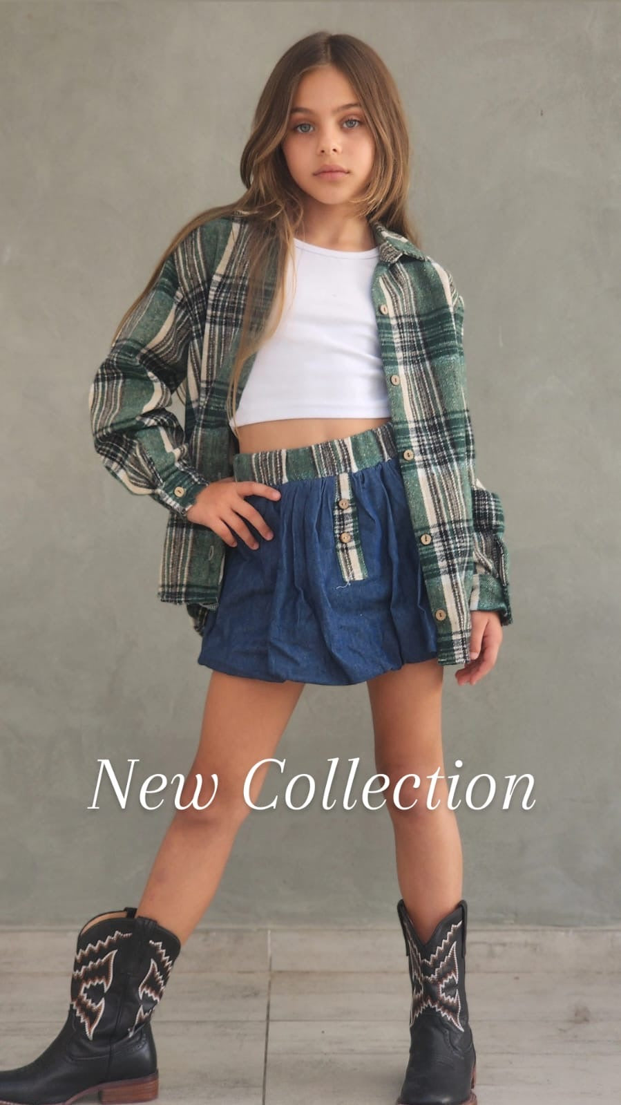 חצאית ג'ינס וחולצה מכופתרת משבצת