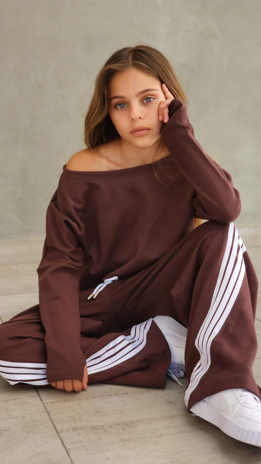 חליפת מכנס 4 פסים וחולצת קרופ שרוול כפפה