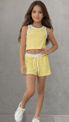 סט גופייה ושורט לילדות צהוב