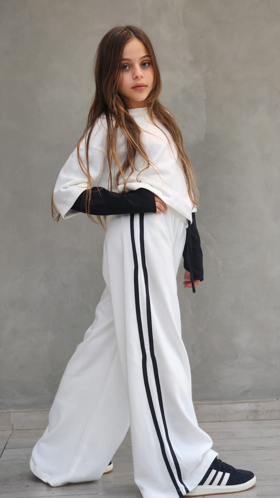 סט מכנס פרנצ'טרי וחולצה שילוב שרוול כפפה