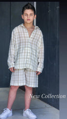 סט ברמודה משבצות לבנים וחולצה מכופתרת