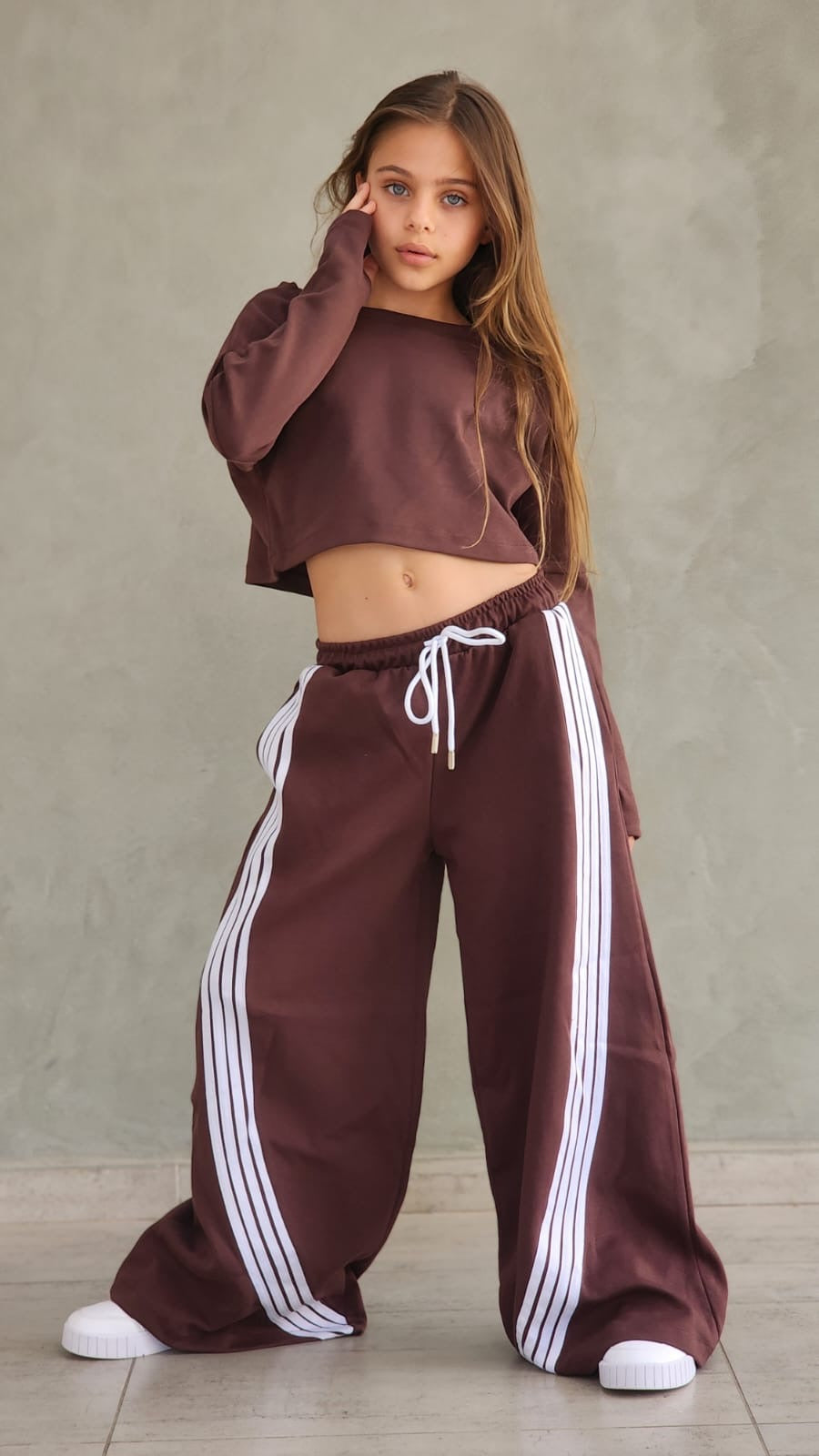 חליפת מכנס 4 פסים וחולצת קרופ שרוול כפפה