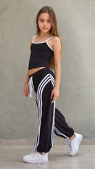 חליפת היפ הופ לילדות בצבע שחור קלאסי - סט ג'רסי עם מכנסי פסים וגופייה DUNEKIDS