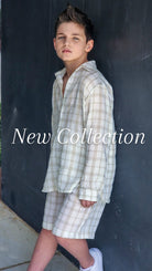 סט ברמודה משבצות לבנים וחולצה מכופתרת