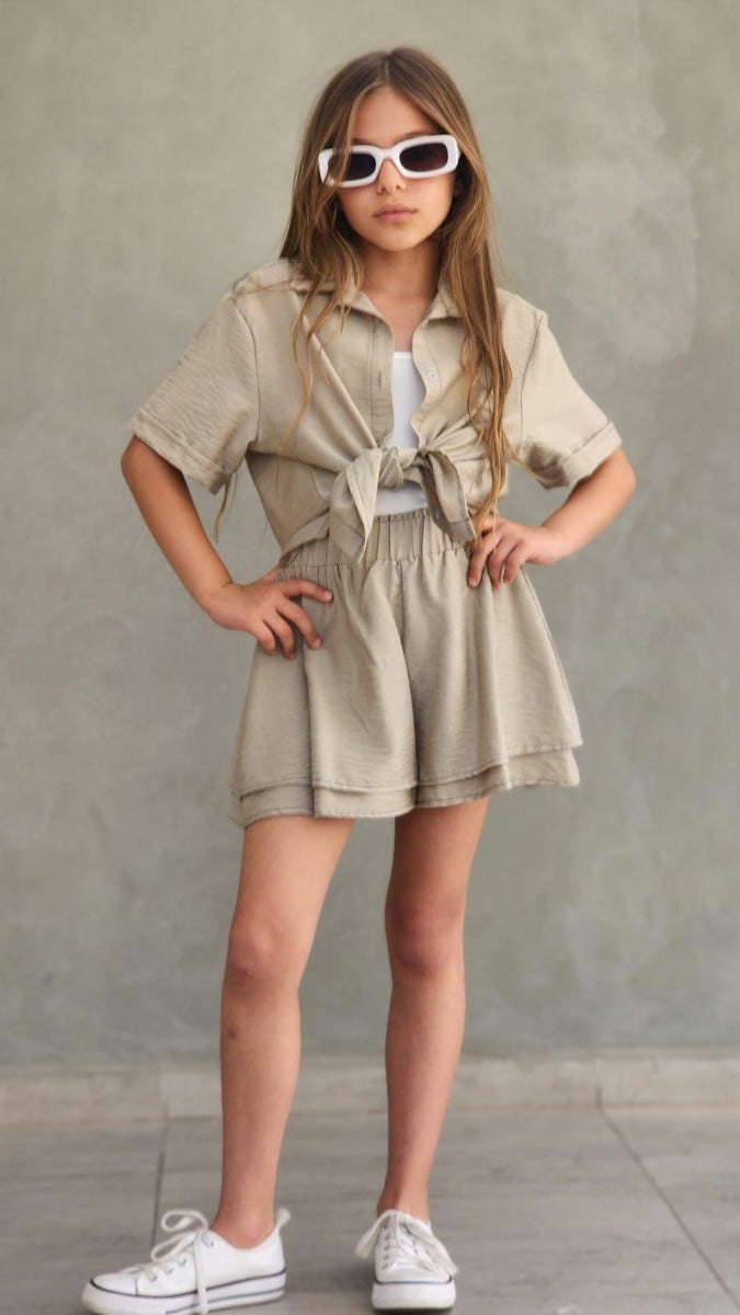 סט חצאית גופייה ומכופתרת