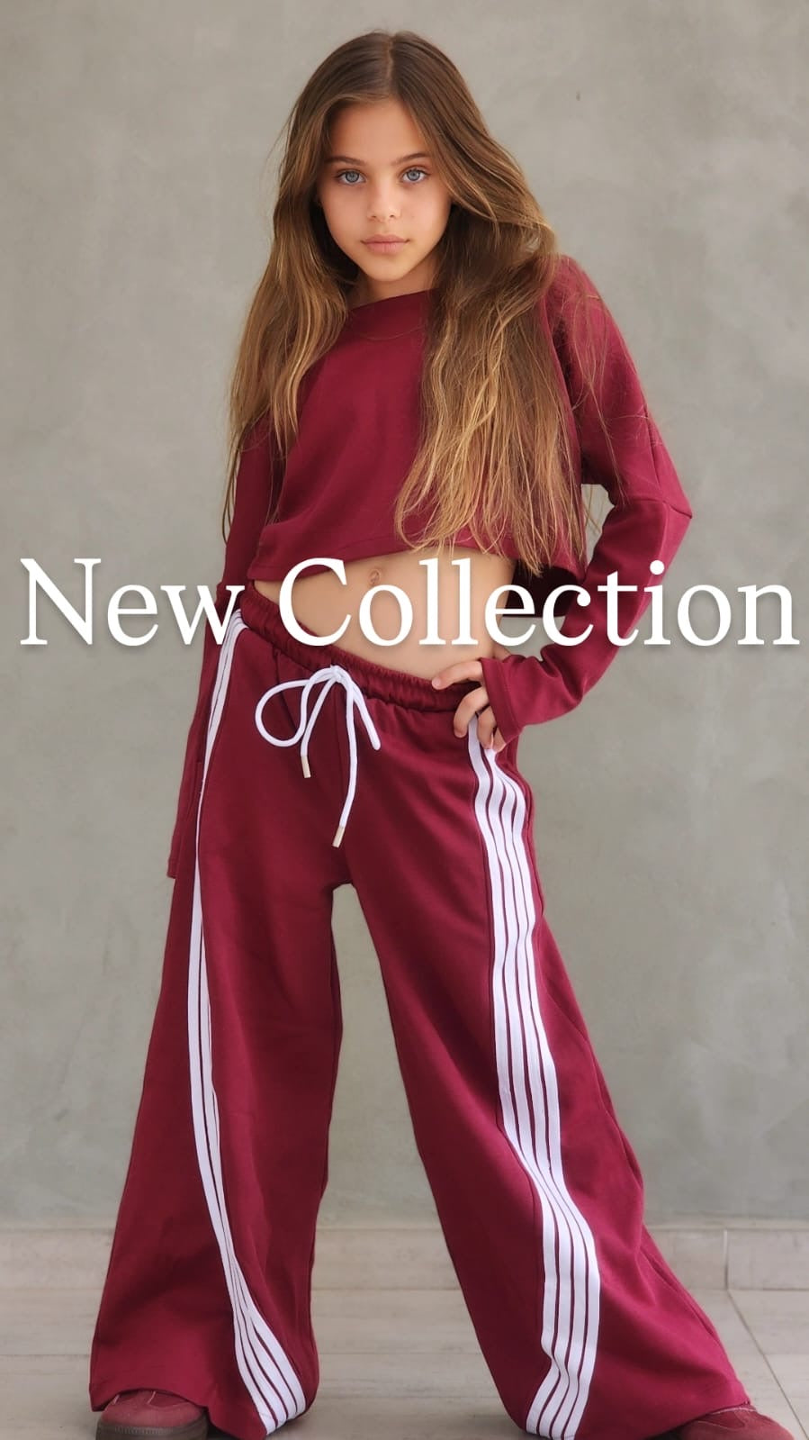 חליפת מכנס 4 פסים וחולצת קרופ שרוול כפפה