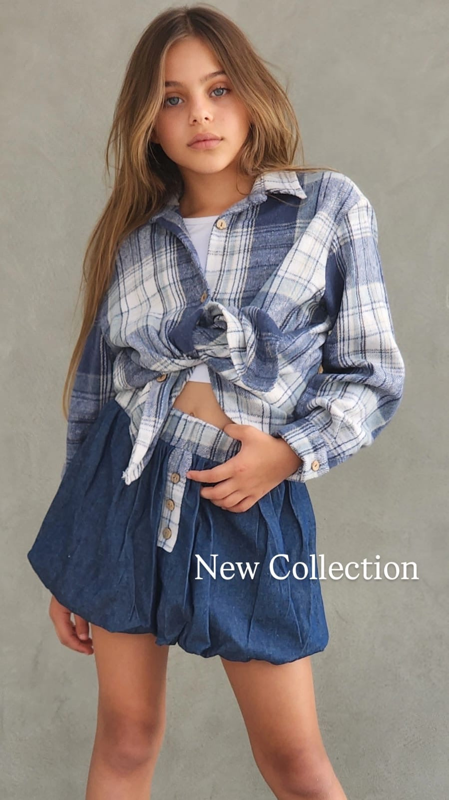 חצאית ג'ינס וחולצה מכופתרת משבצת