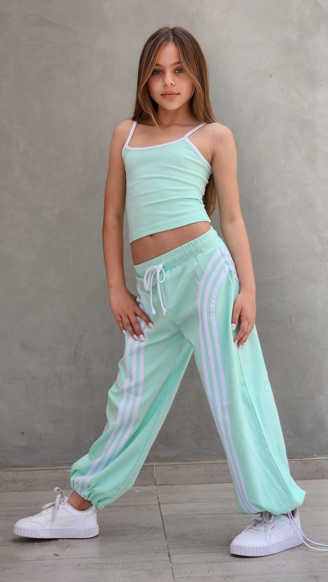 סט היפ הופ לילדות בצבע ירוק פיסטוק - אופנת רחוב מעוצבת גופייה ומכנסיים DUNE