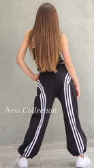 סט היפ הופ לילדות בצבע שחור - גופייה ומכנסיים עם פסים מבט מאחור DUNEKIDS