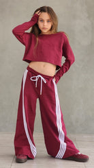 חליפת מכנס 4 פסים וחולצת קרופ שרוול כפפה