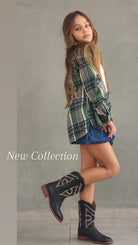 חצאית ג'ינס וחולצה מכופתרת משבצת