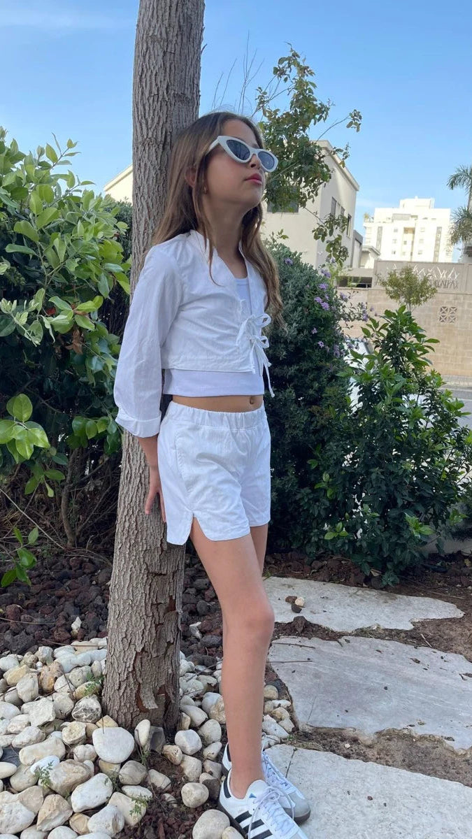 סט מכנס שורט וחולצת קשירות עם גופייה ריב לבנה