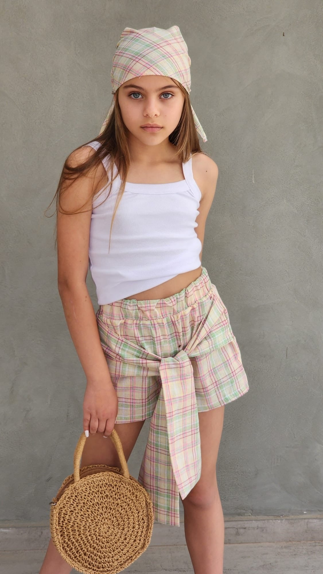 סט שורט משבצות עם בנדנה/חולצת סטרפלס וגופיית ריב לבנה